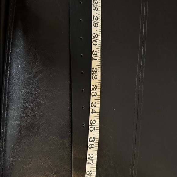 Elegant Black Faux-Leather Belt with Gold Buckle - Picture 2 of 4